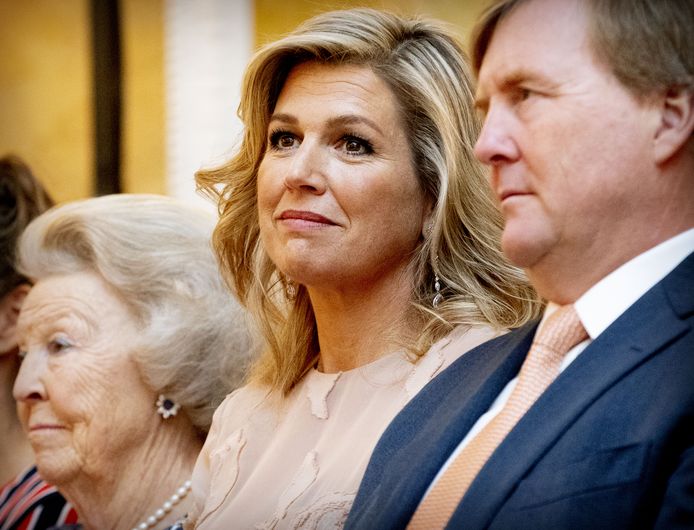 Koning Willem-Alexander, Koning Máxima en Prinses Beatrix (van rechts naar links) tijdens een eerdere uitreiking van de Appeltjes van Oranje op Paleis Noordeinde.