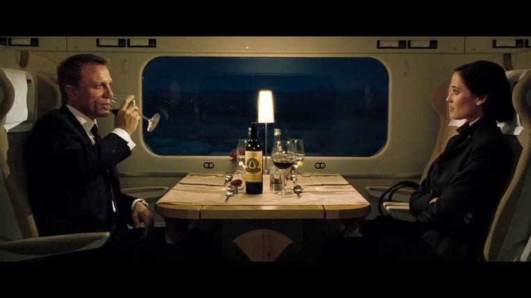 Reizen per trein zag er zelden zo stijlvol uit als in Casino Royale, de film waarin James Bond en Bondgirl Vesper Lynd in de trein de strategie voor een missie doornemen.  Beeld 