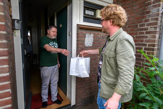 Bezorger Laurens Elzinga bezorgt Peter van Lieshout een maaltijd namens ONS Soepje.