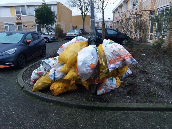 PMD-zakken klaar om opgehaald te worden