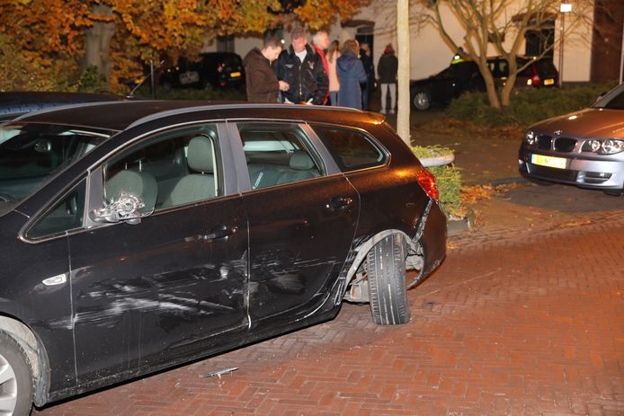 Een automobilist onder invloed heeft gisteravond veel schade aangericht in Honselersdijk.