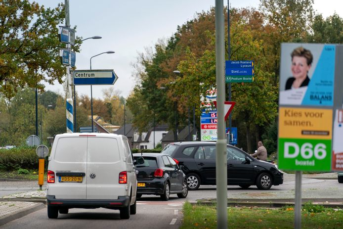 Drukte op de rotonde Brederodeweg en Eindhovenseweg bij de afslag naar het centrum van Boxtel.