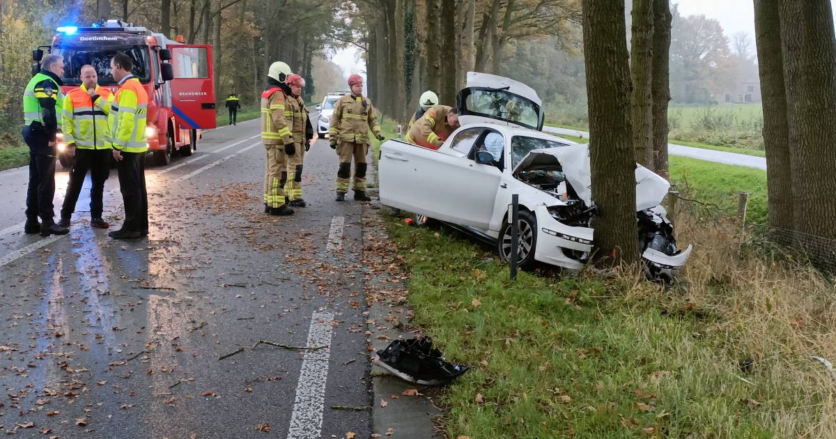 Twee gewonden bij botsing tegen boom in Hummelo.