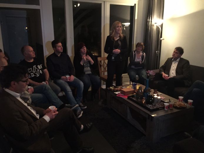 Lilian Marijnissen heet haar gasten welkom bij haar huiskamerbijeenkomst met kiezers.