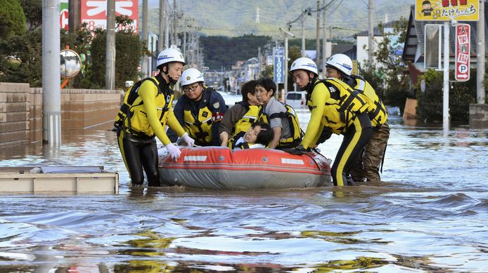 Inwoners worden per boot geëvacueerd in de regio Fukushima.