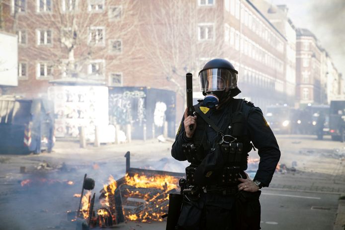 In Kopenhagen, de hoofdstad van Denemarken, werden gisteren 23 relschoppers gearresteerd nadat een demonstratie van de extreemrechtse partij Hard Line uit de hand liep. De onrust ontstond nadat tegenbetogers stenen gooiden naar de politie en extreemrechtse betogers.