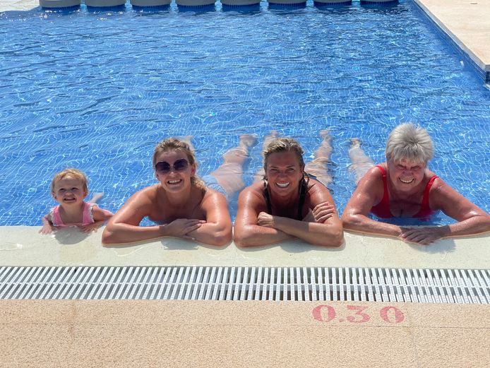 Kleine Mila met mama Julie, grootmoeder Heidi en overgrootmoeder Monique