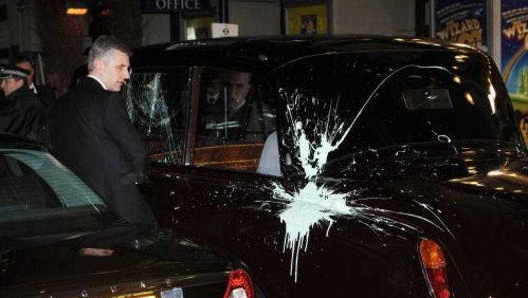 De auto waarin Charles en Camilla naar het theater werden gebracht, zit onder de verf. Ook is er een raam ingeslagen. ANP Beeld 