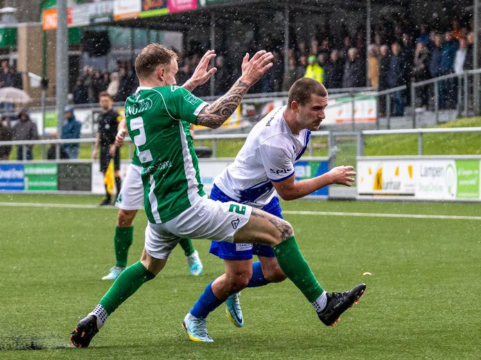 Amarildo Gjoka van Hoek (wit shirt) in duel met Jeffrey Snijders van VVOG. Hoek won met 3-4.