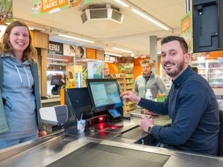 Jonge ondernemer Rinaldo (26) redt dorpssupermarkt in Beltrum: ‘We maken er iets moois van!’