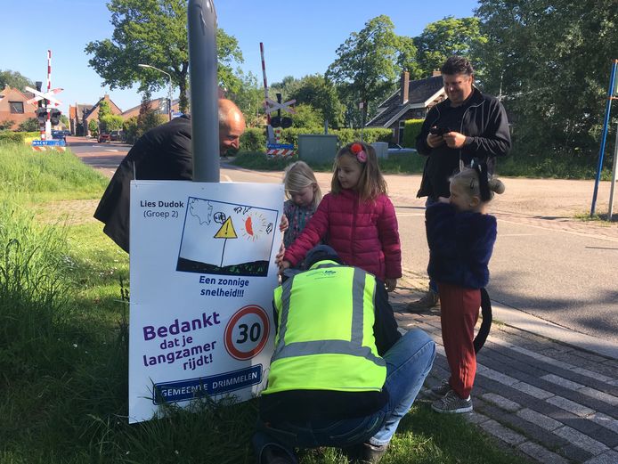 In 2019 werden nog extra borden geplaatst om het (sluip)verkeer in Hooge Zwaluwe en Helkant eraan te herinneren dat de maximumsnelheid er toch echt 30 km/u is.
