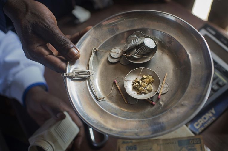 Klompjes goud in Congo. (archieffoto) Beeld Hollandse Hoogte / l' Agence VU