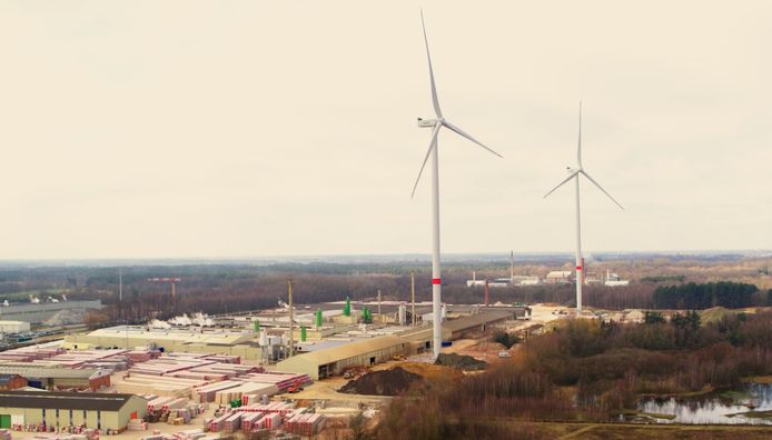 De twee windturbines toornen hoog uit boven het bedrijventerrein van Wienerberger in Beerse