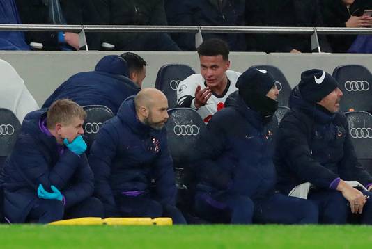 Dele Alli, op de bank nadat hij is gewisseld.
