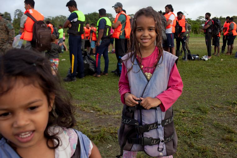 Ariana and Joseyli in Puerto Limon, Panama. Na een tocht van vier dagen door het oerwoud zijn ze in de Panamese stad aangekomen. Beeld Carlos Villalon