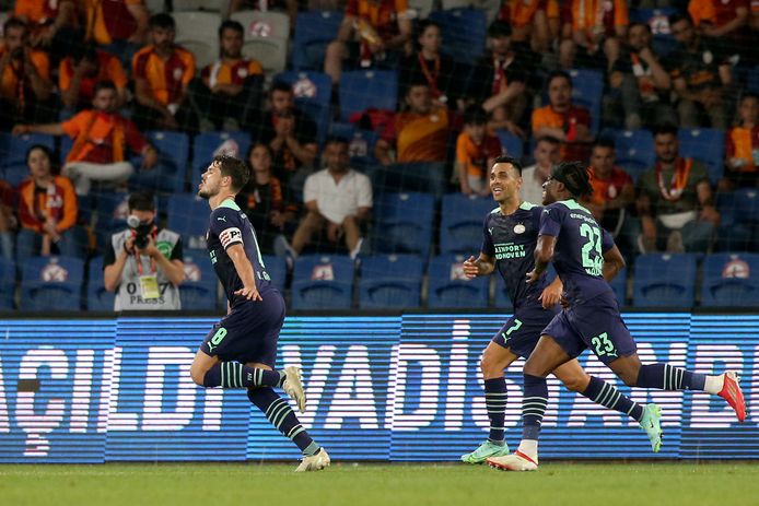 Marco van Ginkel, Eran Zahavi en Noni Madueke vieren de 0-2 van PSV in Turkije deze week.