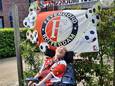 Remon de Jonge vierde het kampioenschap van Feyenoord uitbundig. Hij kreeg de officiële kampioenssjaal uitgereikt van zijn begeleider.