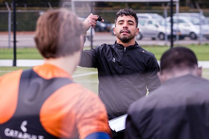 Bruno Andrade instrueert de spelers van Willem II Onder-21 tijdens een training.