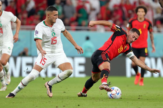 Eden Hazard (rechts) met tegenstander Selim Amallah in actie tijdens de wedstrijd België-Marokko op het WK voetbal