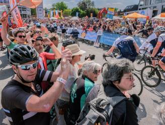 Enthousiaste menigte in hippodroom verwelkomt duizend fietsers voor 1000km Kom op Tegen Kanker: “Kippenvel als je hier binnenrijdt”