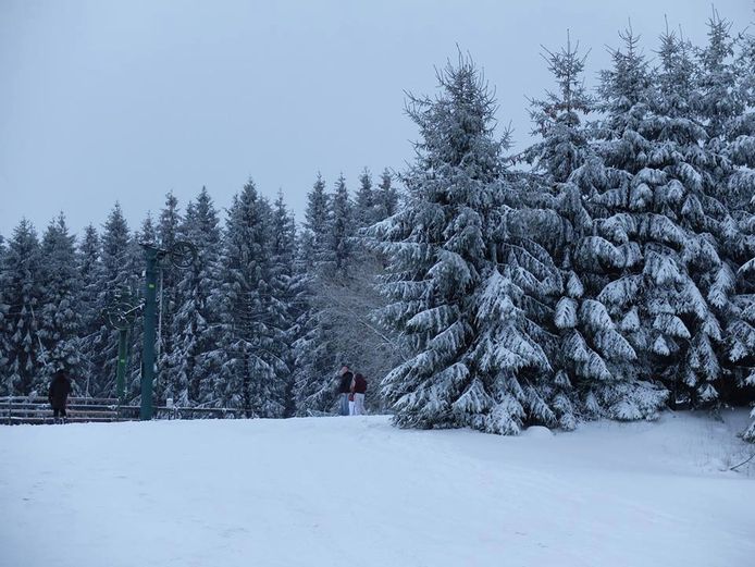 In de Ardennen ligt sinds gisteren al een dik pak sneeuw. Op de skipiste van Baraque de Fraiture lag gisteren al 30 centimeter sneeuw.