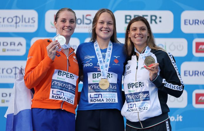 Marrit Steenbergen met naast haar Anastasija Gorbenko en rechts Sara Franceschi.