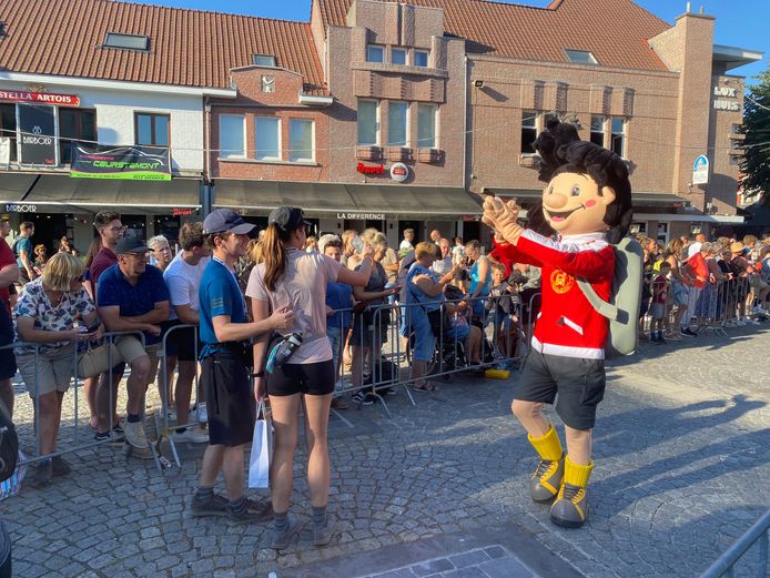 BORNEM - De Dodentocht mascotte begroet de wandelaars aan de aankomst.