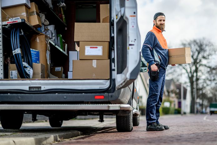 Burak Ulukan (31) bezorgt al 6 jaar pakketjes in Vriezenveen.