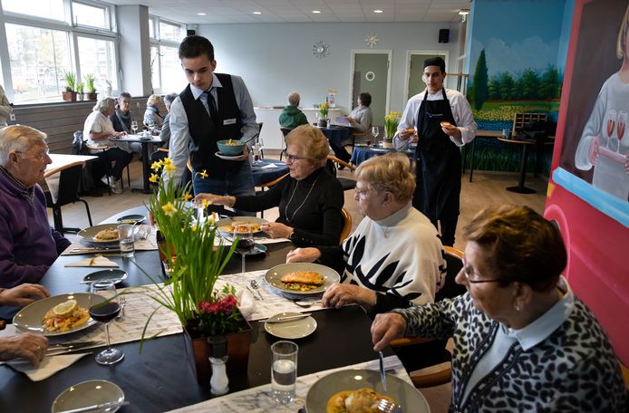 Na twee jaar sluiting kunnen leerlingen weer lunch bereiden voor bewoners op de praktijkschool.