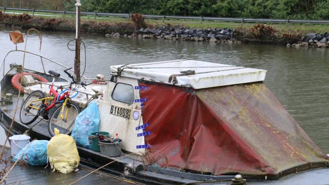 Vader (48) en zoon (20) dood aangetroffen in bootje: slachtoffers mogelijk al enkele weken geleden overleden
