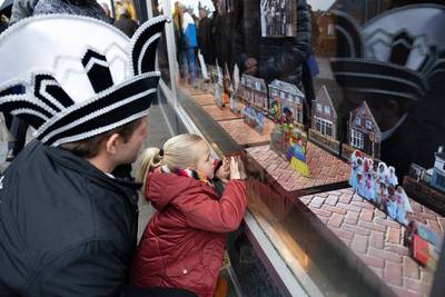 Jarige Krulstarte doen het helemaal anders; Mortels carnaval 3D in de etalage