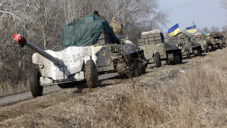 Pantserwagens van het Oekraïense leger. Beide partijen moeten hun zware wapens terugtrekken van de frontlinie. Beeld AFP