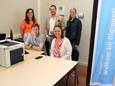 Pieter en Daphny (zittend) zijn elke maandagochtend present op het Digipunt, een samenwerking tussen Ligo en de stad Ronse. Schepen van ICT Demeulemeester staat tussen Katrien Kiekens van de stad Ronse en Nathalie Laurez van Ligo.