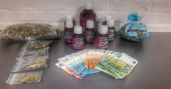 De Politie Brasschaat kon cash geld en drugs in beslag nemen.