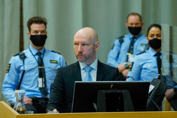 Anders Breivik in de rechtszaal bij de behandeling van zijn verzoek om voorwaardelijke vrijlating