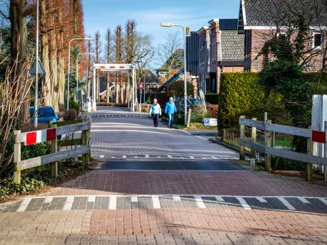 Dorp begrijpt er niks van, de verkeerde brug krijgt opknapbeurt: ‘Dit is niet uit te leggen’