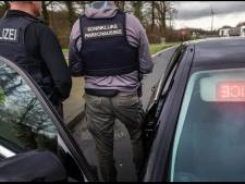 Man (57) verbergt zich op dak van vrachtwagen uit angst voor aanhouding op A18 bij Didam