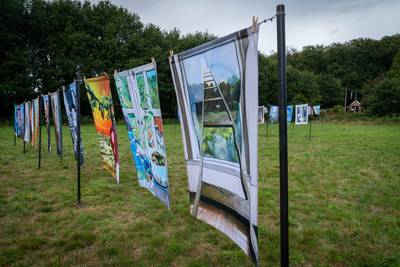Wapperende kunst in Ellecoms weiland, bij gebrek aan een overdekte expositieruimte