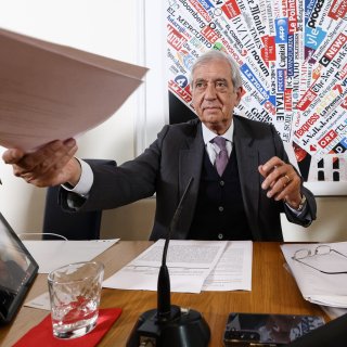 De gewezen accountant wil eerherstel, en dat zit paus Leo’s financiële plannen in de weg