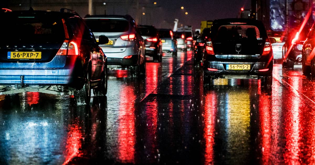 File op de A1 bij Hoenderloo na ongeluk.