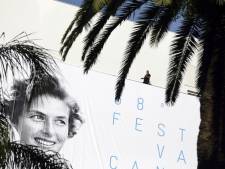 L'affiche du Festival de Cannes hissée au-dessus des marches