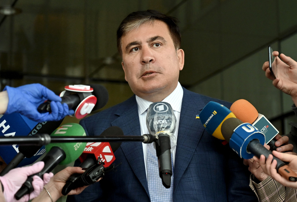 Michaïl Saakasjvili spreekt de pers toe in Kiev na een ontmoeting met de Oekraïense president Zelenski, in april 2020. Volgens een video op zijn Facebook-pagina zit hij nu weer in zijn geboorteland Georgië. Beeld Sergej Soepinski / AFP