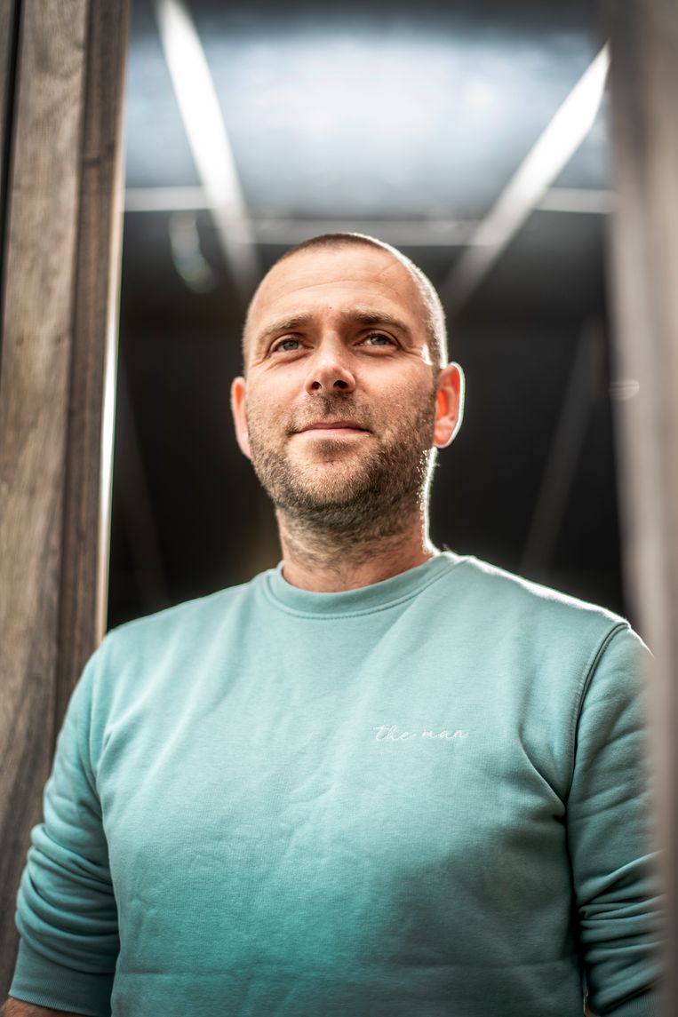 Geert Verschraegen: ‘Aan tafel met mijn vrouw en kinderen keek ik nog steeds met een half oog naar mijn gsm. Die cultuur van constante bereikbaarheid zat in het bedrijf ingebakken.’ Beeld Marco Mertens