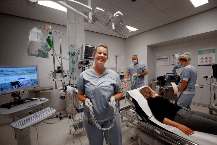 Verpleegkundige Ingeborg Pos samen met collega’s op de Spoedeisende Hulp van het Beatrixziekenhuis. De patiënt op het bed is een figurant.