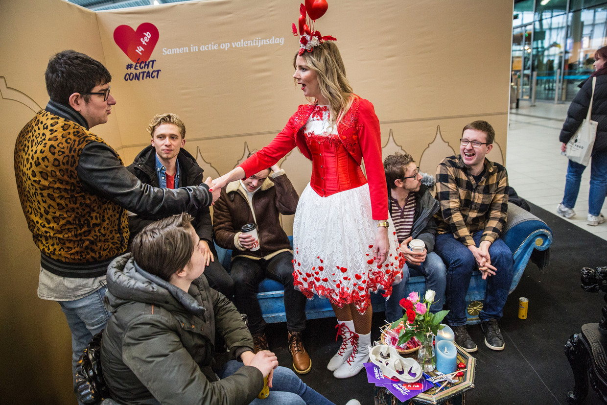 Een met hartjes ­uitgedoste ­dame brengt een valentijnsgroet in een van de geïmproviseerde huis­kamers op Utrecht CS. Vooraan zit influencer Peter de Harder, linksachter acteur Jard Struik.	 Beeld Arie Kievit