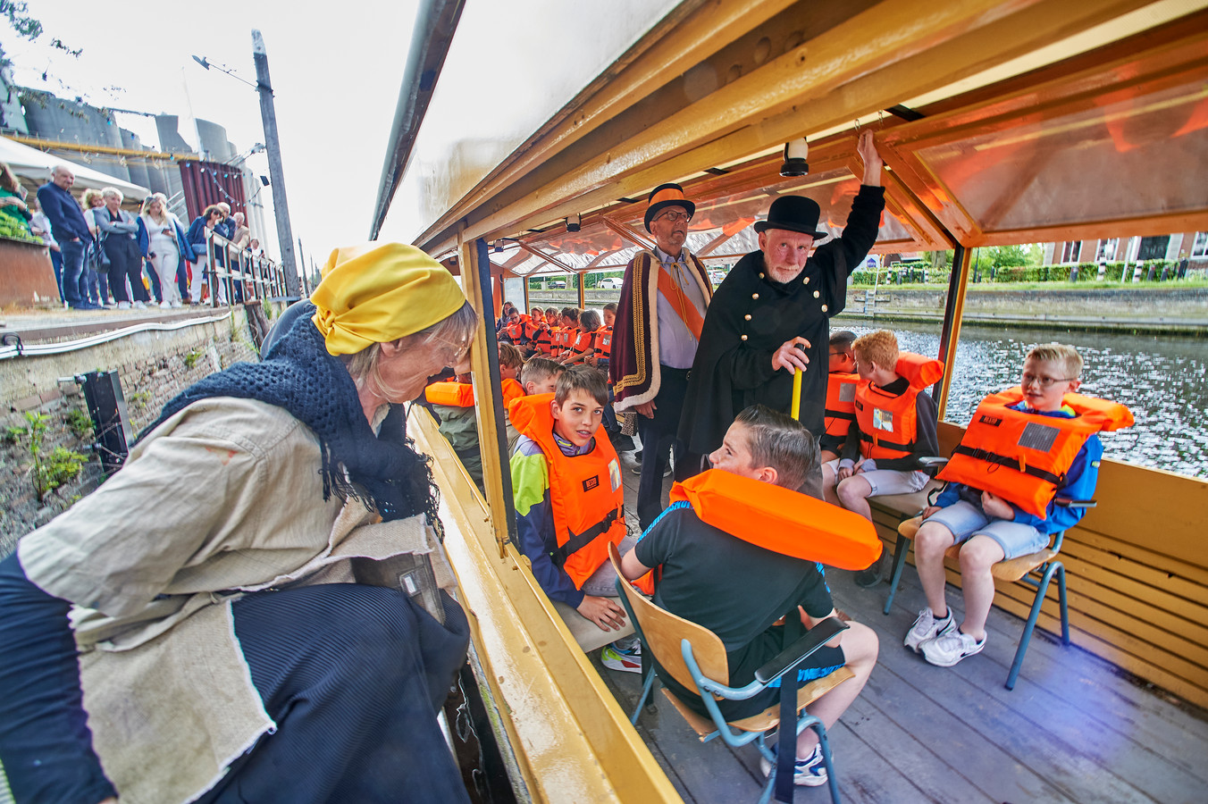 Leerlingen van groep 8 van basisschool De Heycant uit Schijndel vertrekken per boot over de Zuid-Willemsvaart naar de terminal van Van Berkel. Vergezeld door 'Koning Willem I' en diens  ingenieur.