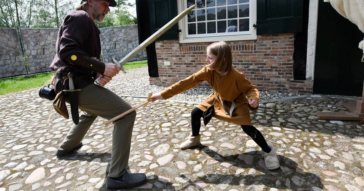 Waarzeggers, landlopers en houten zwaarden: middeleeuwse jaarmarkt bij Openluchttheater Hertme