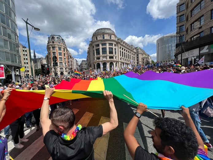 Net voor de parade vertrok, werd een grote regenboogvlag ontrold.