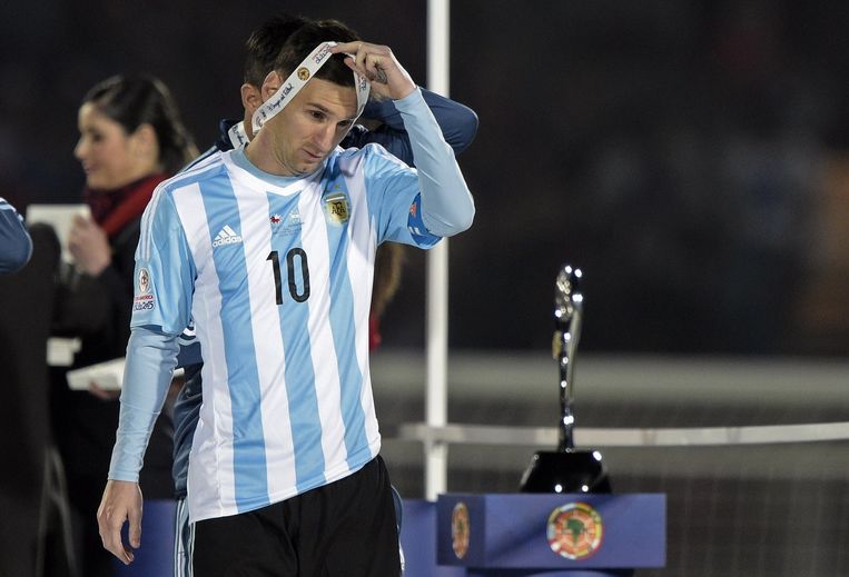 Lionel Messi doet zijn medaille af en verlaat teleurgesteld het podium tijdens de prijsuitreiking. Beeld afp