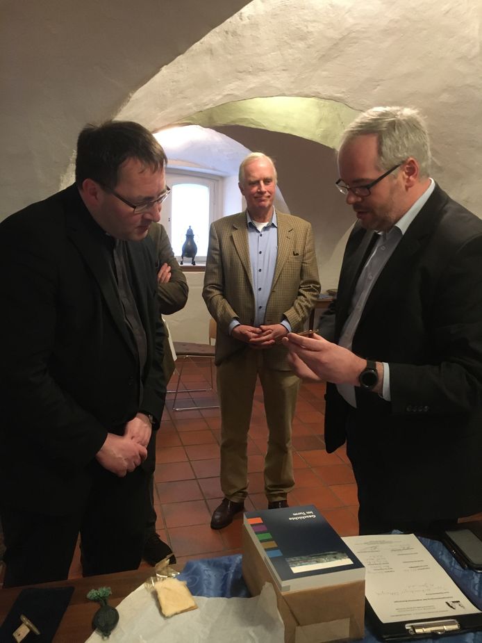 Hens Jordaan (midden) bracht recent het lakzegel terug. Links pastoor Scholten en rechts Manuel Hagemann van het museum Katharinenhof.